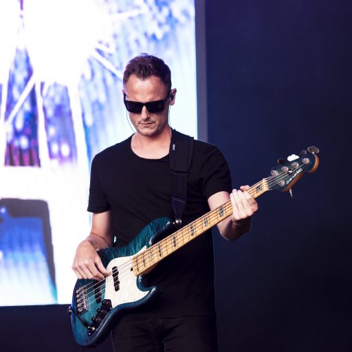 Dan Ezard bassist